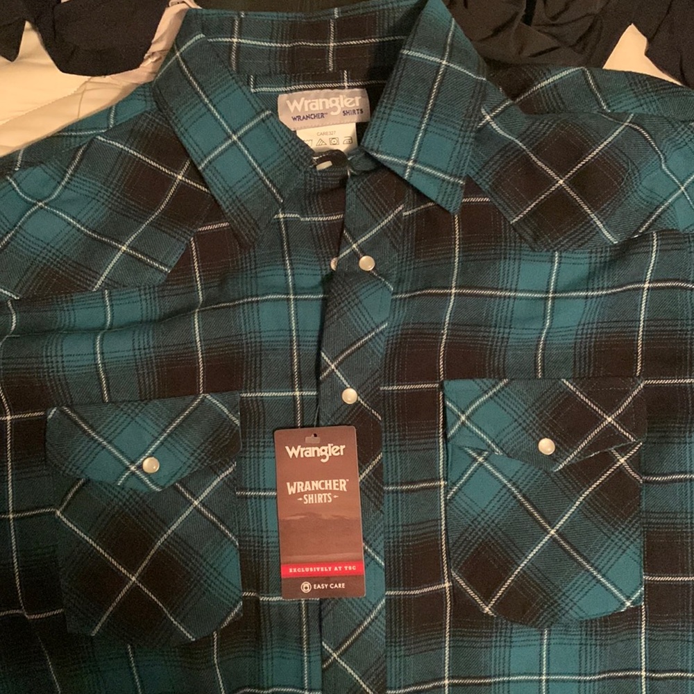 Men’s wrangler button up.